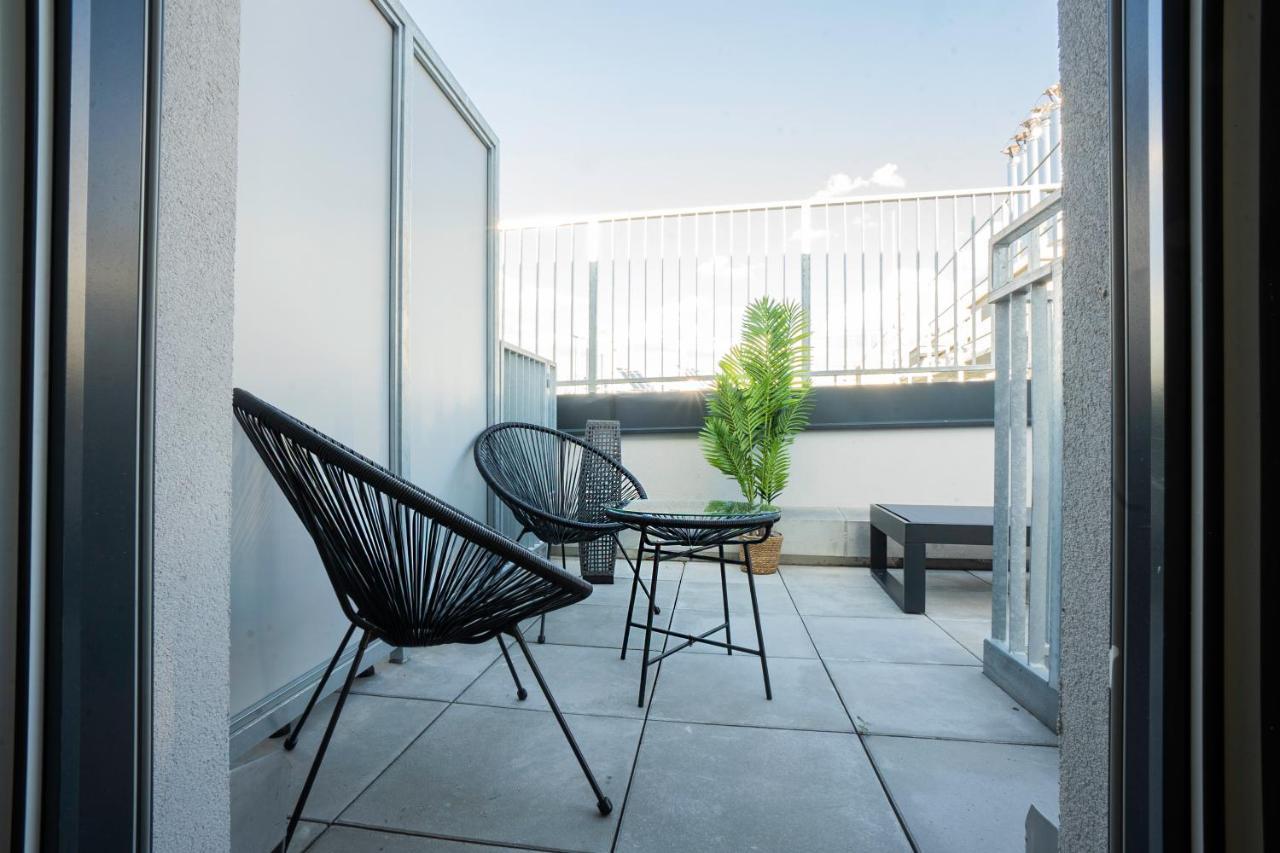 וינה Orestaliving - Penthouse With Designer Renovation מראה חיצוני תמונה